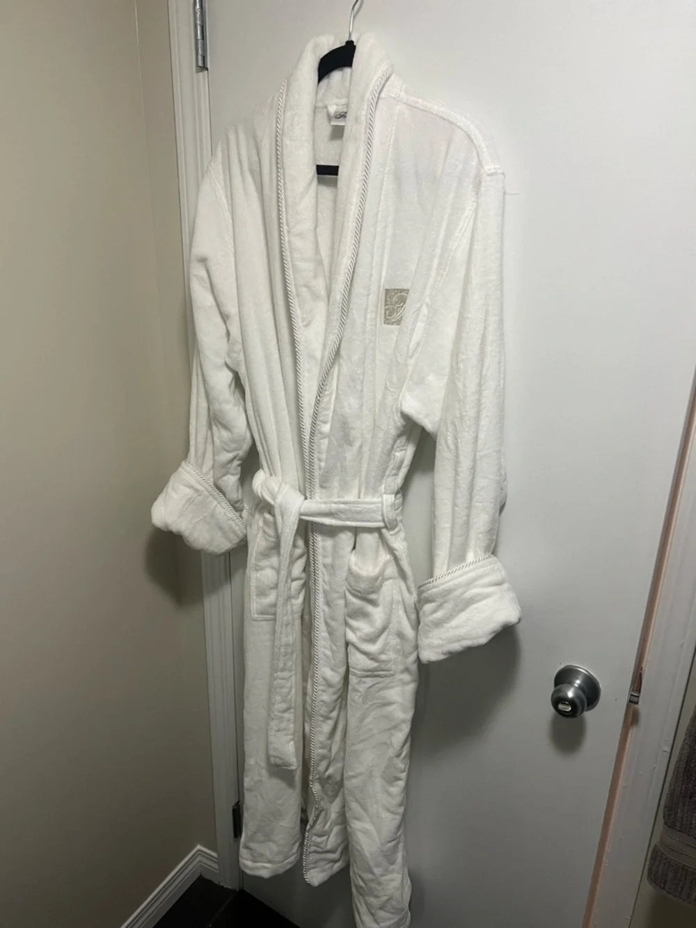 Fairmont Gold Luxury Bathrobe - Picture 6 of 9